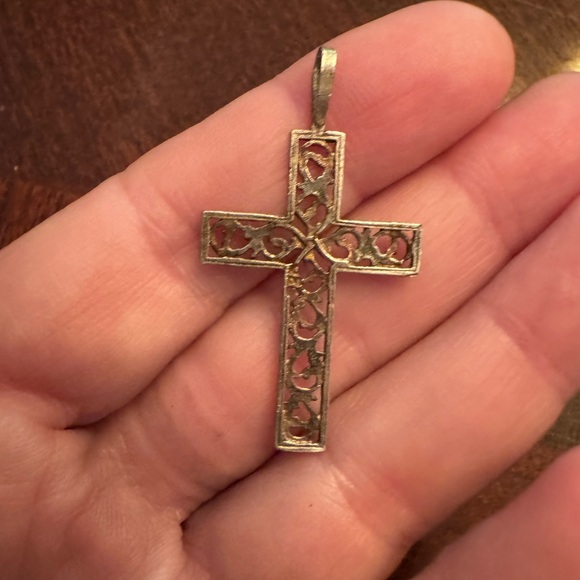 Elegant Silver Cross Pendant - Picture 1 of 3